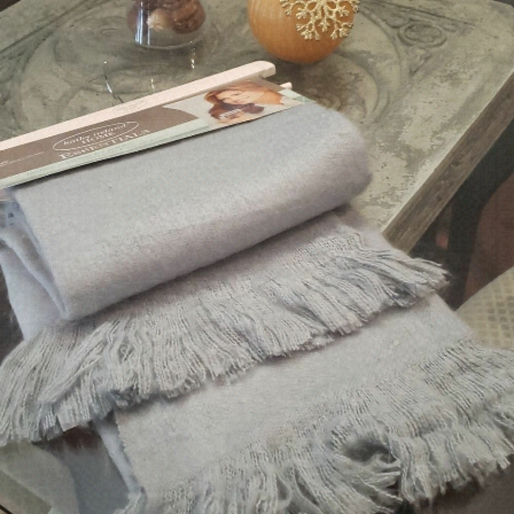 ♥️kathy Ireland throw